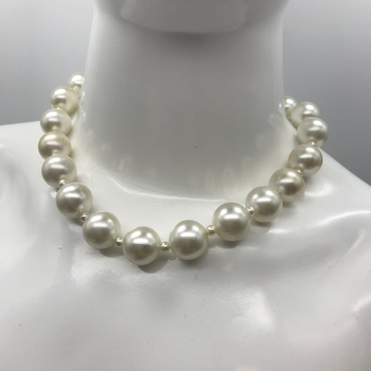 Dekorative Kette, Kette mit Perlen, weiß creme farben