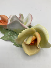 Lade das Bild in den Galerie-Viewer, Porzellan Rose Blume Aquincum Budapest handbemalt, rosa, gelb,orange
