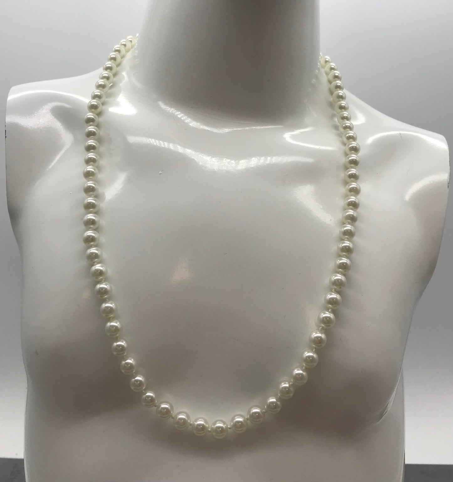 Dekorative Kette, Kette mit Perlen, weiß creme farben