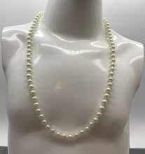 Lade das Bild in den Galerie-Viewer, Dekorative Kette, Kette mit Perlen, weiß creme farben
